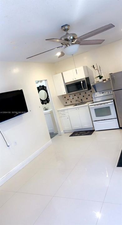 For Rent: $1,600 (1 beds, 1 baths, 1555 Square Feet)