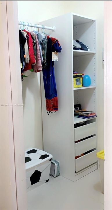 For Rent: $1,600 (1 beds, 1 baths, 1555 Square Feet)