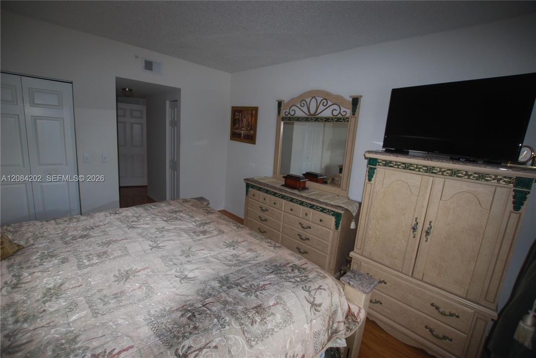 For Rent: $4,400 (2 beds, 2 baths, 1137 Square Feet)