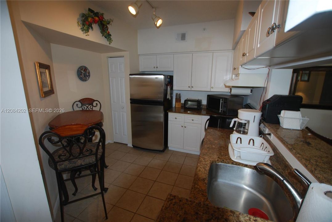 For Rent: $4,400 (2 beds, 2 baths, 1137 Square Feet)