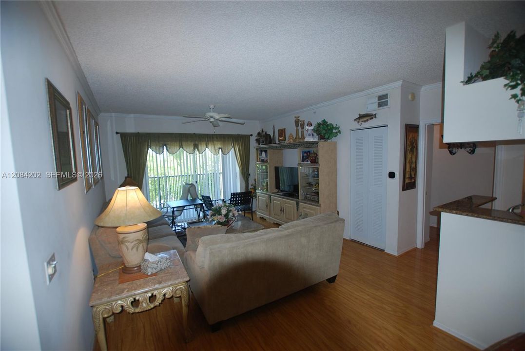 For Rent: $4,400 (2 beds, 2 baths, 1137 Square Feet)