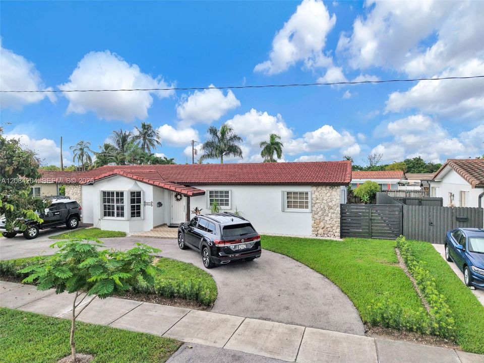 На продажу: $889,000 (4 спален, 2 ванн, 1952 Квадратных фут)