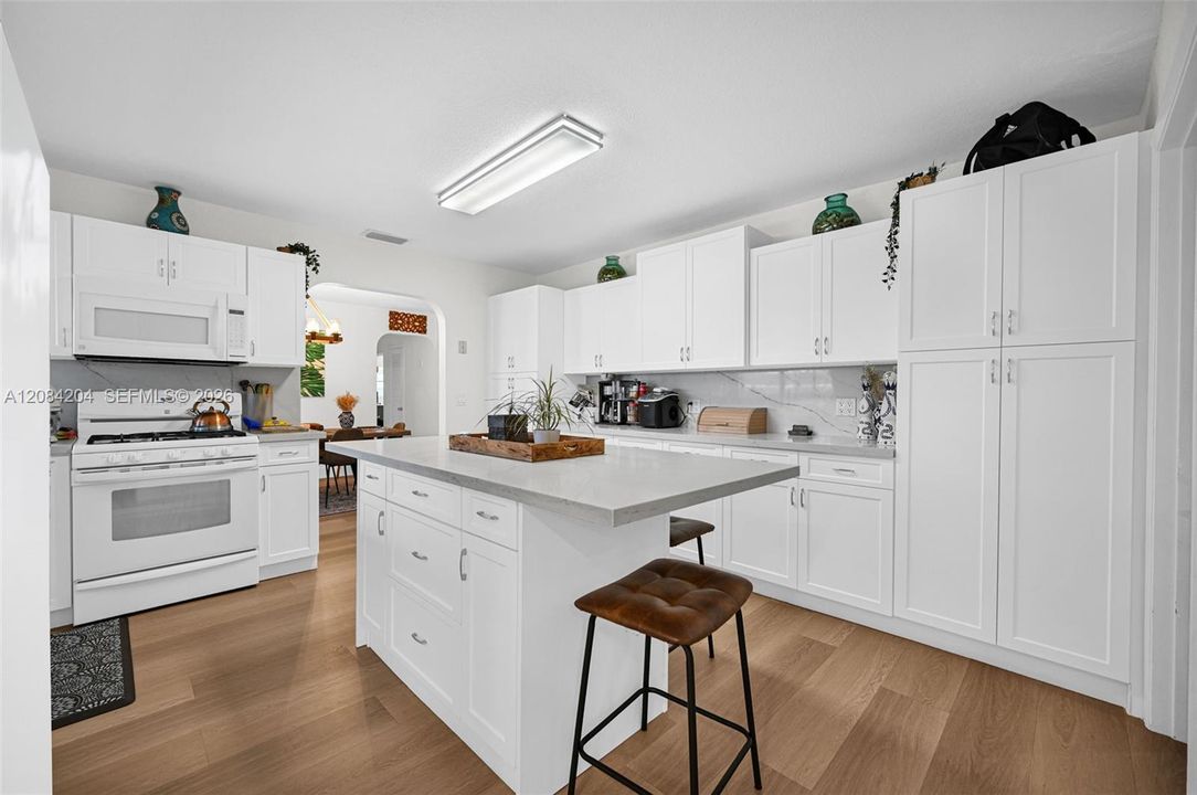 На продажу: $889,000 (4 спален, 2 ванн, 1952 Квадратных фут)