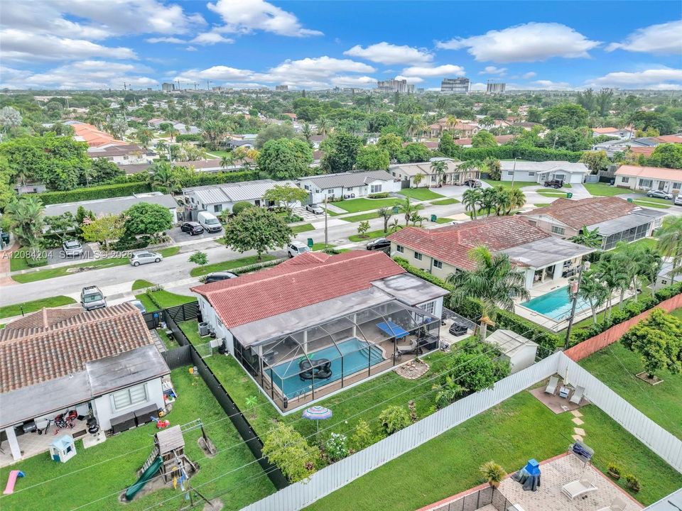 На продажу: $889,000 (4 спален, 2 ванн, 1952 Квадратных фут)