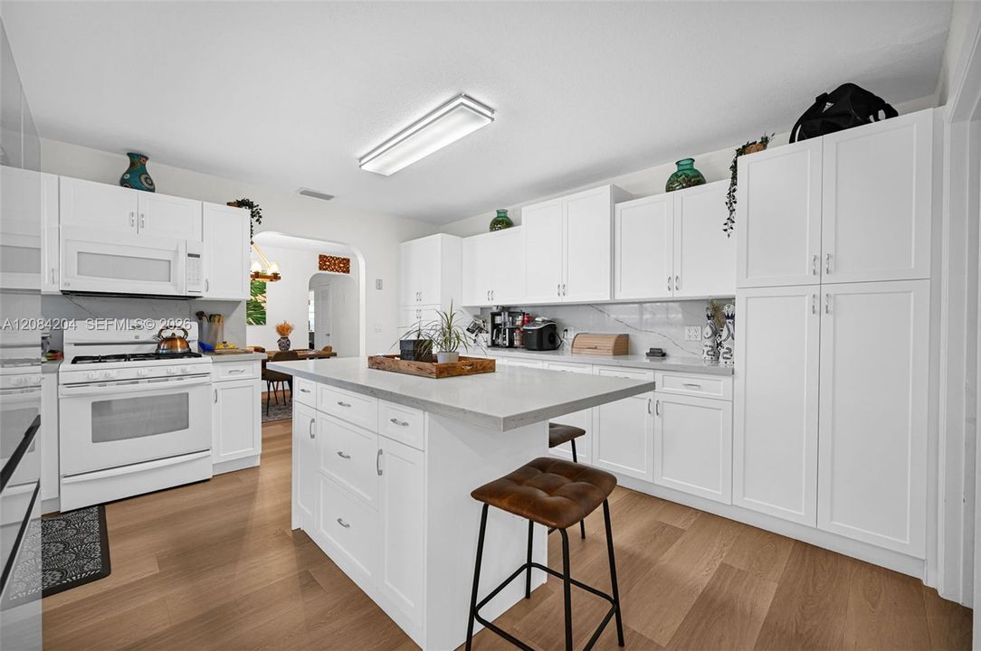 На продажу: $889,000 (4 спален, 2 ванн, 1952 Квадратных фут)