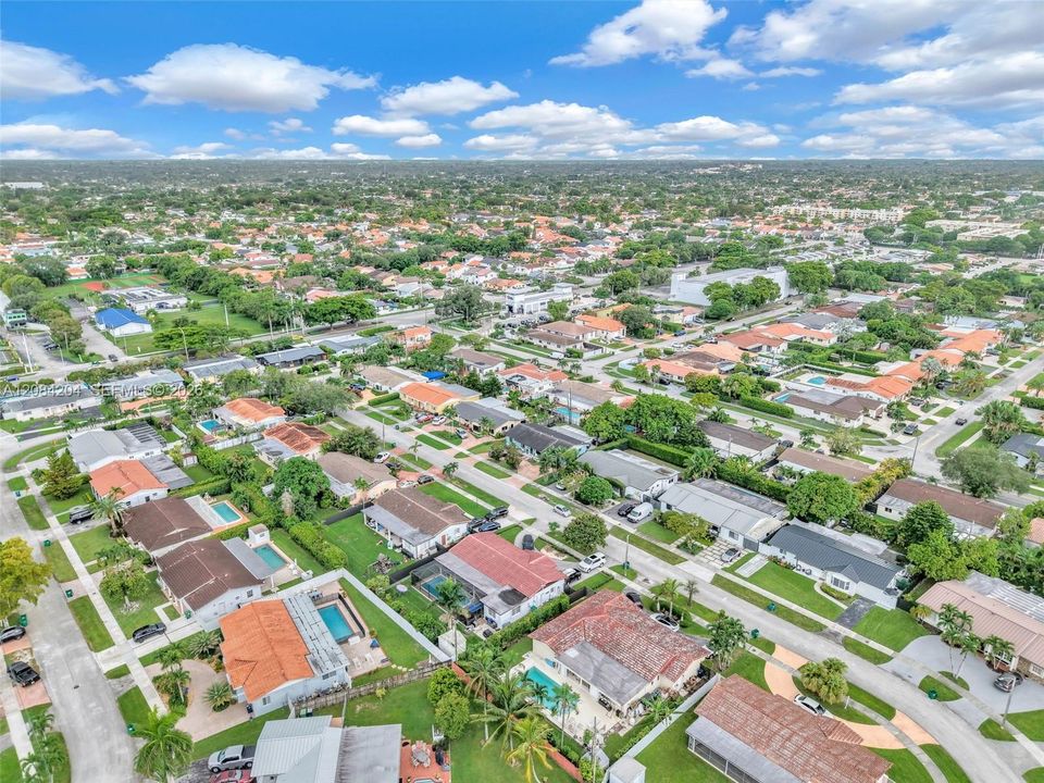 На продажу: $889,000 (4 спален, 2 ванн, 1952 Квадратных фут)