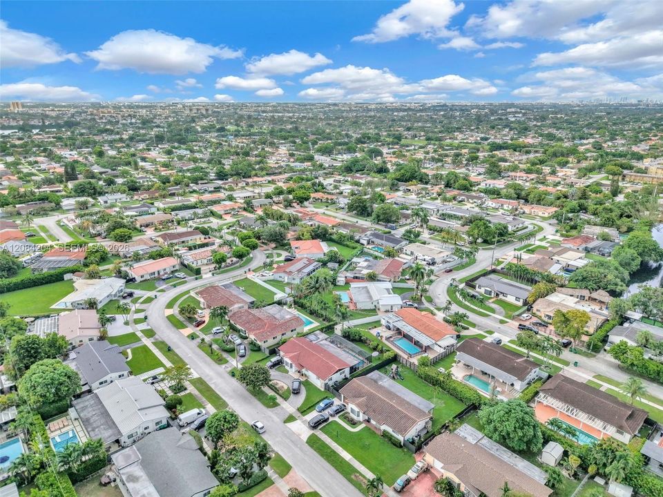 На продажу: $889,000 (4 спален, 2 ванн, 1952 Квадратных фут)
