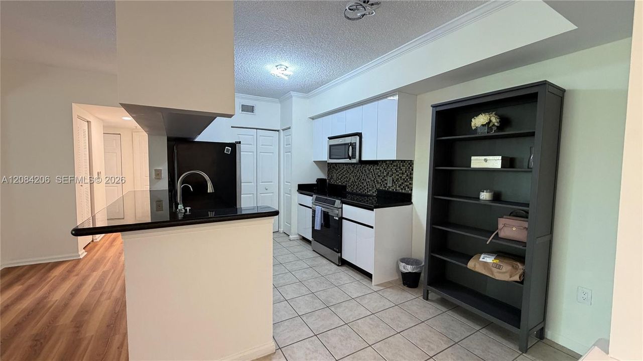 For Rent: $3,900 (3 beds, 2 baths, 1353 Square Feet)