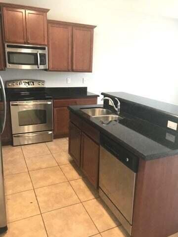 Plenty of ktch cabinets