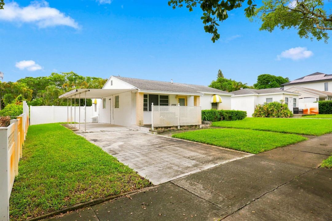 933 Upland Rd - Pineapple Park