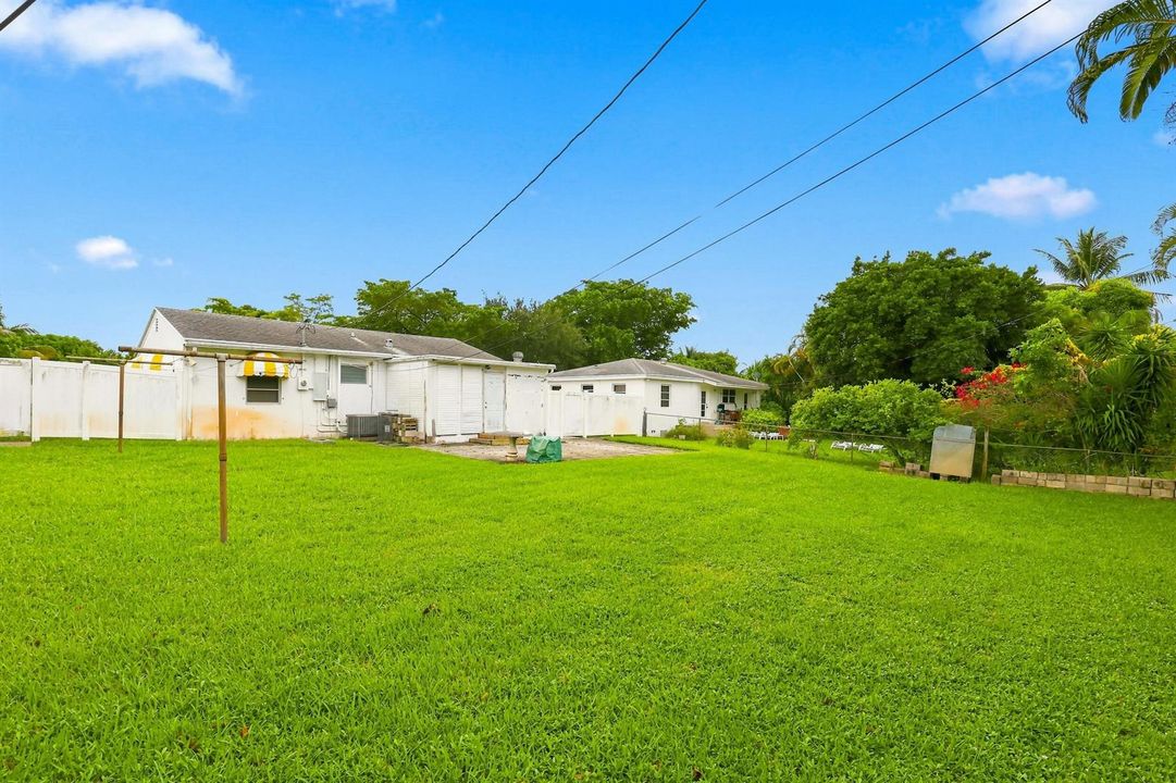 933 Upland Rd - Pineapple Park