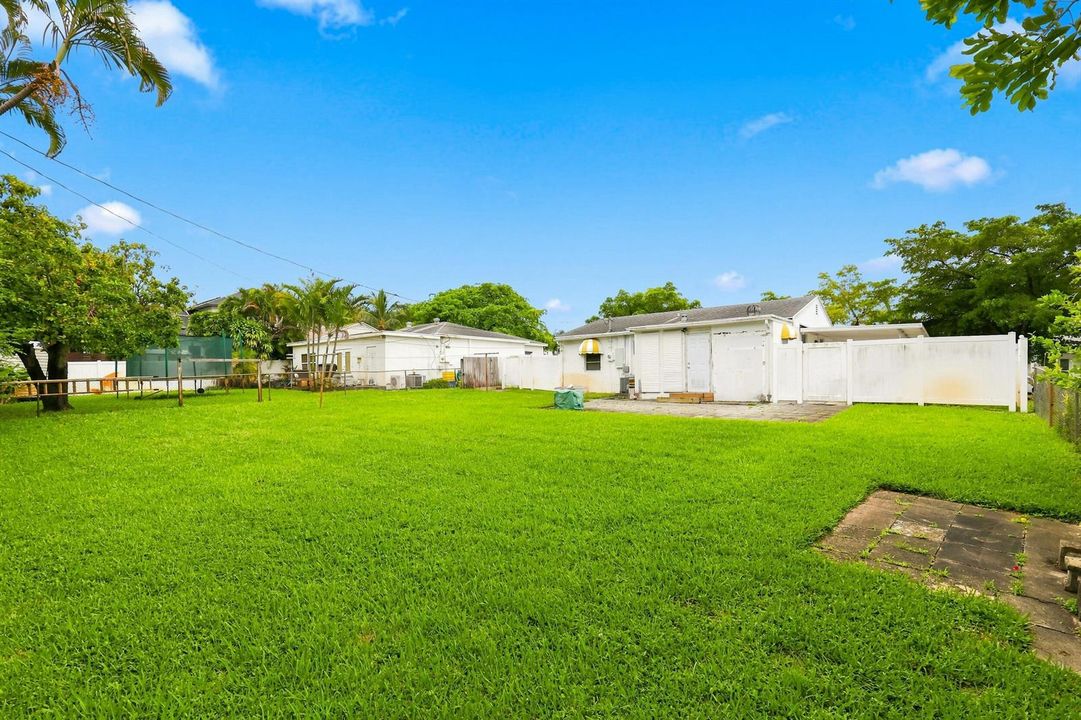 933 Upland Rd - Pineapple Park