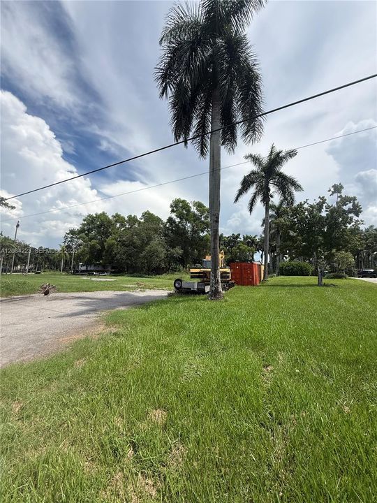 待售: $1,500,000 (2.26 acres)