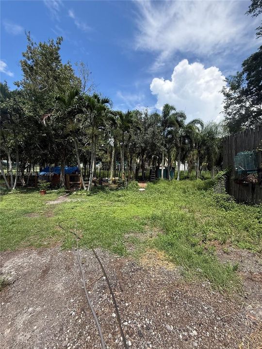 待售: $1,500,000 (2.26 acres)