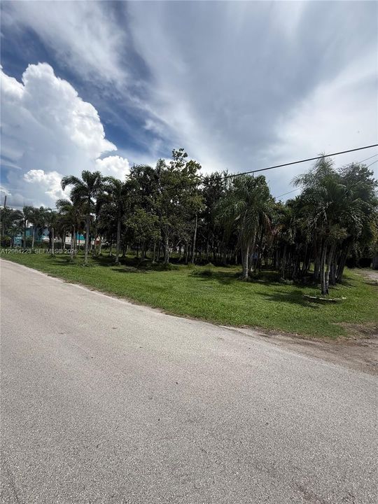 待售: $1,500,000 (2.26 acres)
