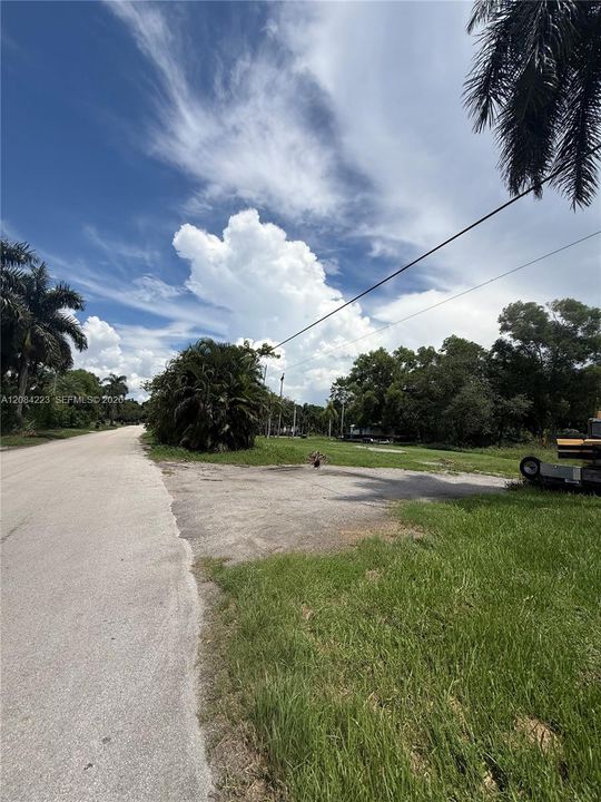 待售: $1,500,000 (2.26 acres)