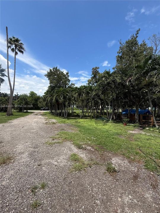 待售: $1,500,000 (2.26 acres)