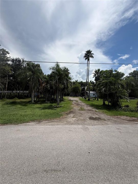待售: $1,500,000 (2.26 acres)