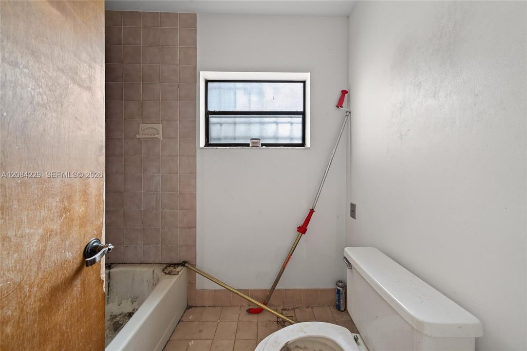 Bathtub & shower & w/c closet in main bathroom