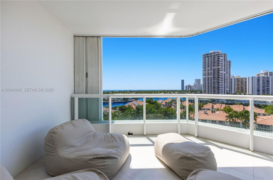 For Sale: $1,850,000 (3 beds, 2 baths, 2720 Square Feet)