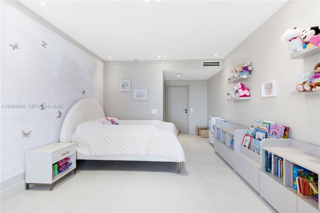 For Sale: $1,850,000 (3 beds, 2 baths, 2720 Square Feet)