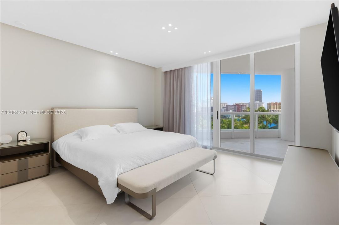For Sale: $1,850,000 (3 beds, 2 baths, 2720 Square Feet)