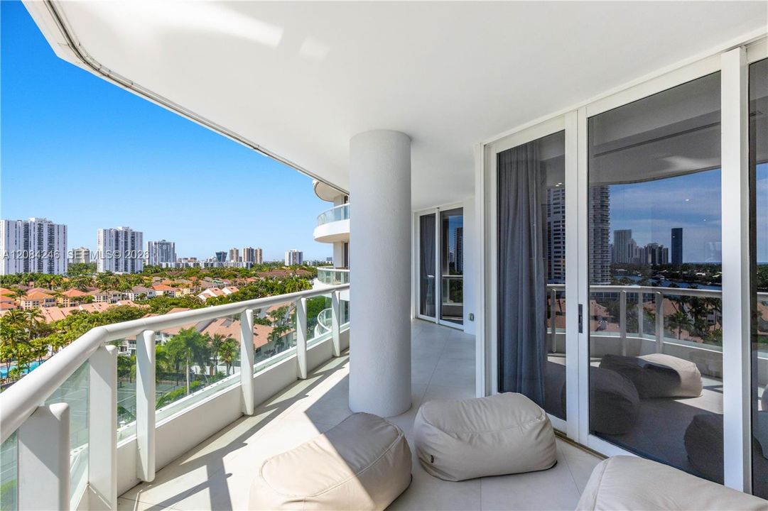 For Sale: $1,850,000 (3 beds, 2 baths, 2720 Square Feet)