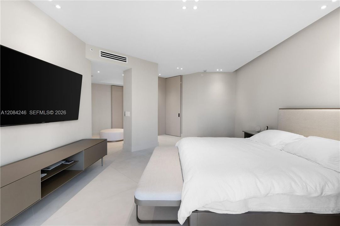 For Sale: $1,850,000 (3 beds, 2 baths, 2720 Square Feet)