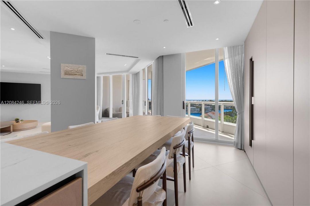 For Sale: $1,850,000 (3 beds, 2 baths, 2720 Square Feet)