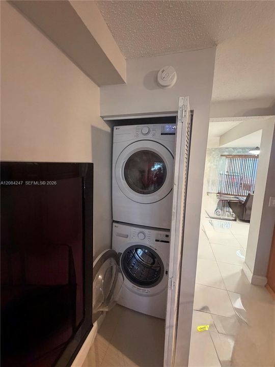 For Rent: $3,000 (3 beds, 3 baths, 2010 Square Feet)