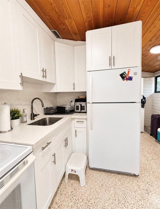 For Rent: $1,800 (1 beds, 1 baths, 2240 Square Feet)