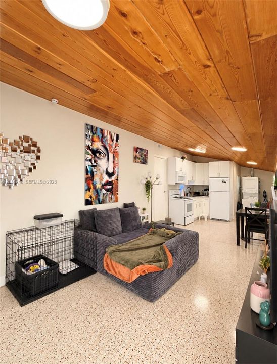For Rent: $1,800 (1 beds, 1 baths, 2240 Square Feet)