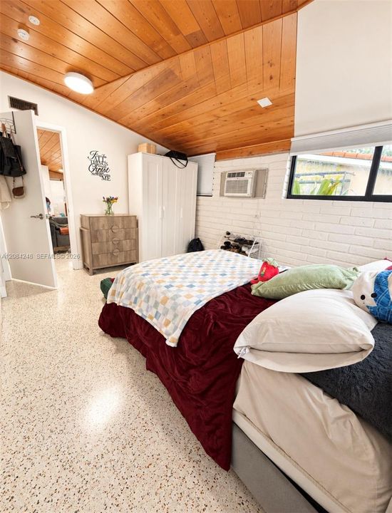 For Rent: $1,800 (1 beds, 1 baths, 2240 Square Feet)