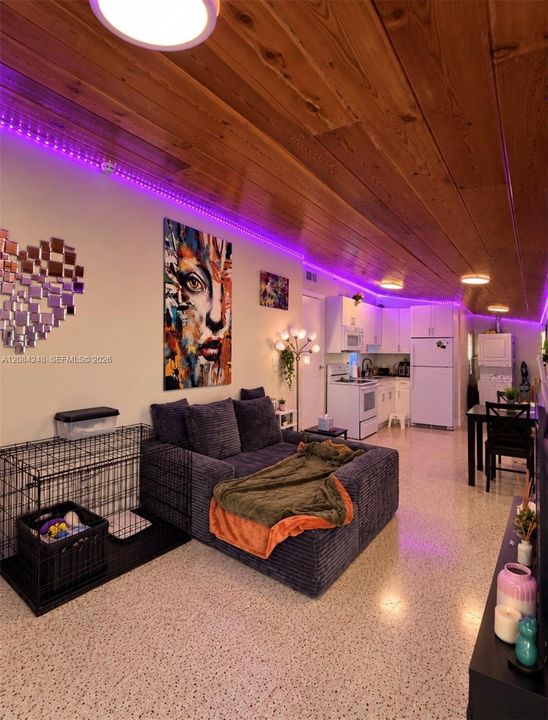 For Rent: $1,800 (1 beds, 1 baths, 2240 Square Feet)