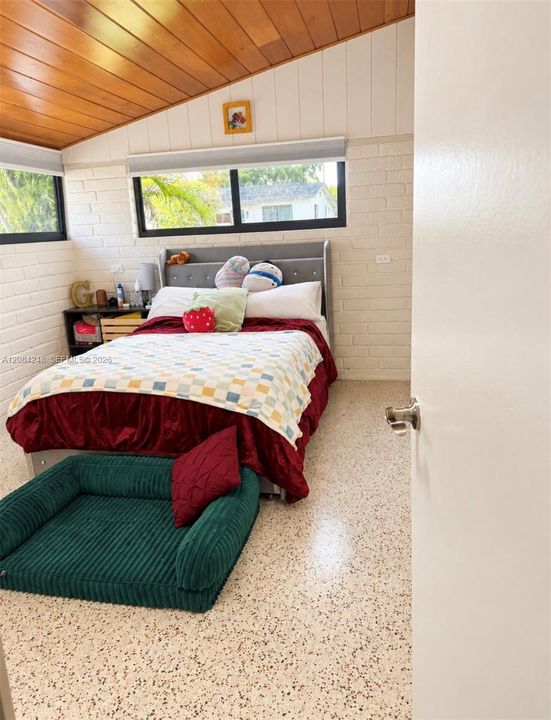 For Rent: $1,800 (1 beds, 1 baths, 2240 Square Feet)