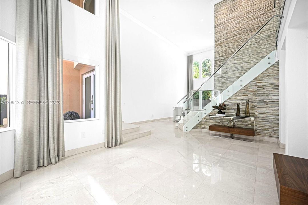 En Renta: $9,500 (5 camas, 3 baños, 3052 Pies cuadrados)