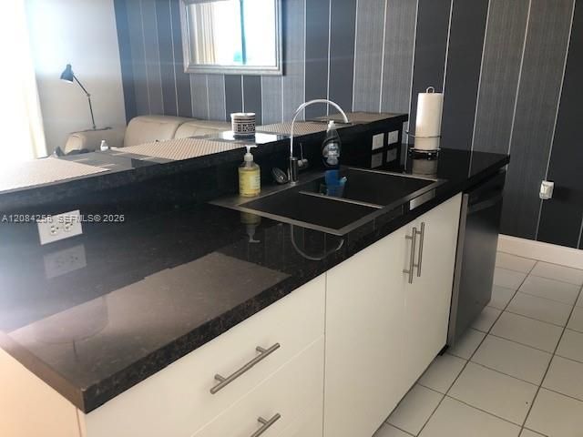 For Rent: $2,400 (1 beds, 1 baths, 714 Square Feet)