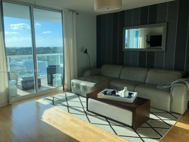 For Rent: $2,400 (1 beds, 1 baths, 714 Square Feet)