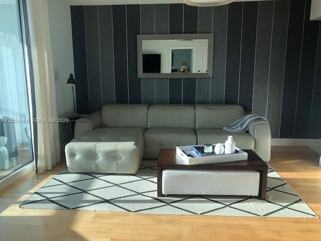 For Rent: $2,400 (1 beds, 1 baths, 714 Square Feet)