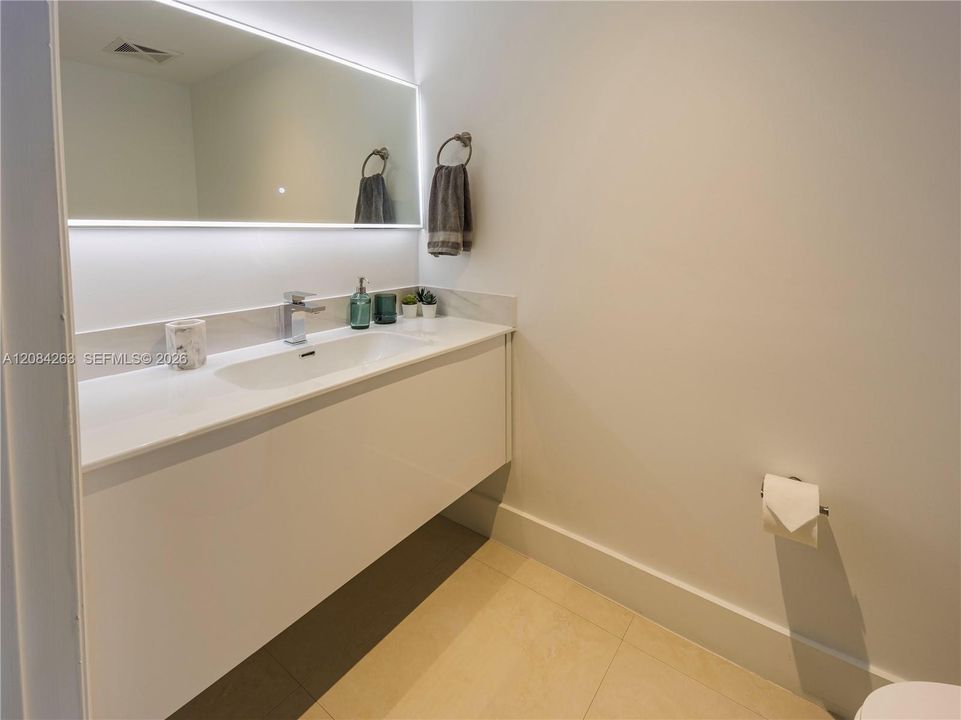 For Rent: $3,500 (1 beds, 1 baths, 802 Square Feet)