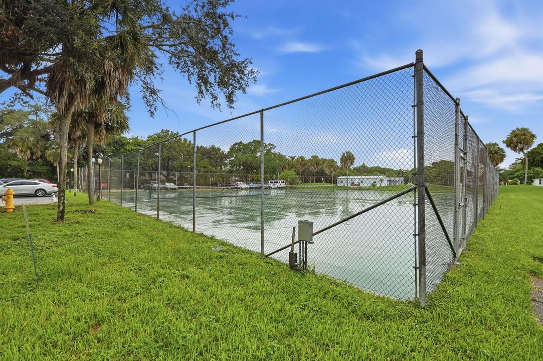 51-web-or-mls-430_Commodore_Dr_Unit_314_