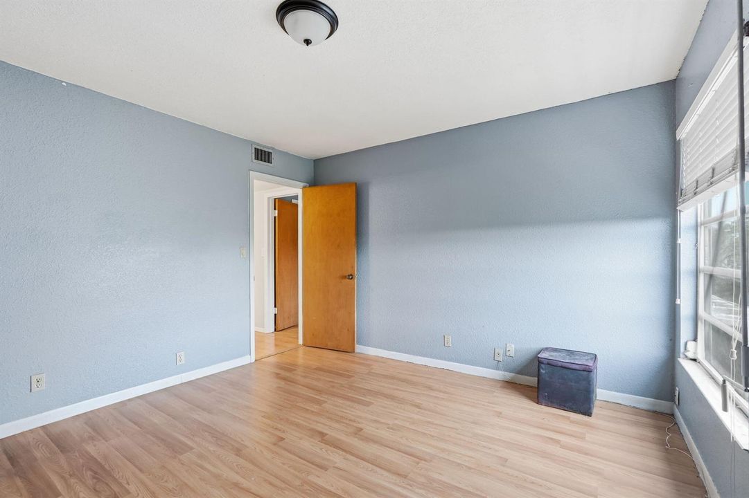 11-web-or-mls-430_Commodore_Dr_Unit_314_