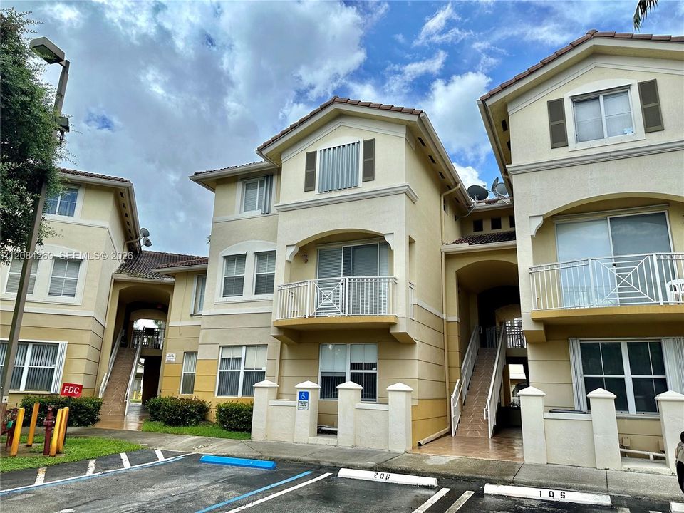 For Rent: $3,000 (3 beds, 2 baths, 1385 Square Feet)