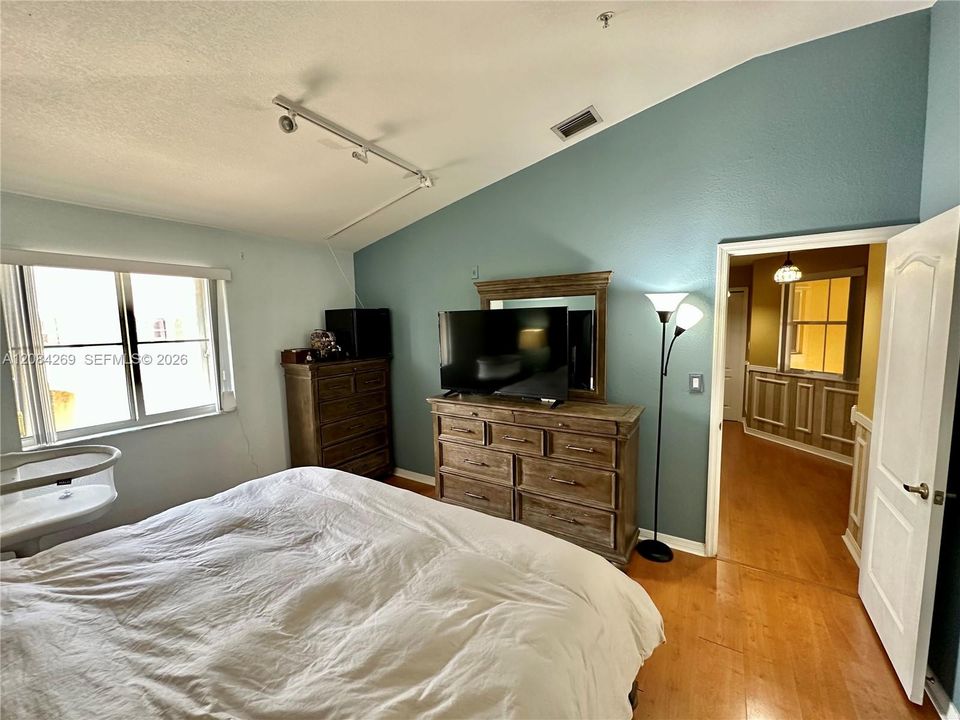 For Rent: $3,000 (3 beds, 2 baths, 1385 Square Feet)