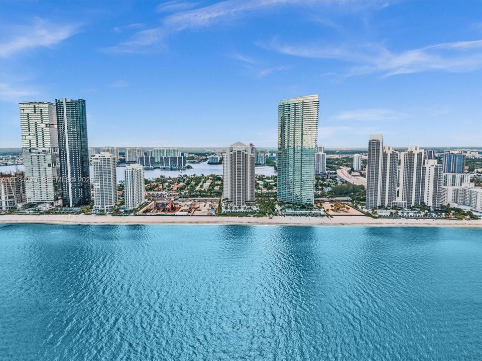 На продажу: $3,200,000 (3 спален, 4 ванн, 3945 Квадратных фут)