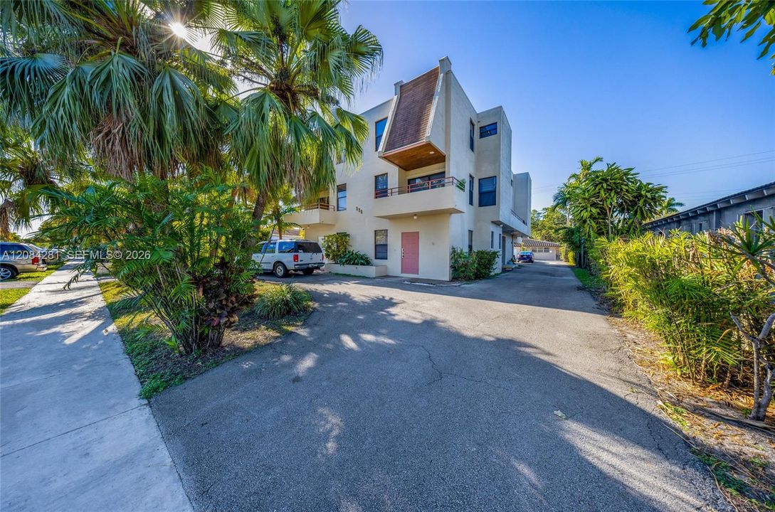 For Rent: $2,500 (2 beds, 2 baths, 1310 Square Feet)
