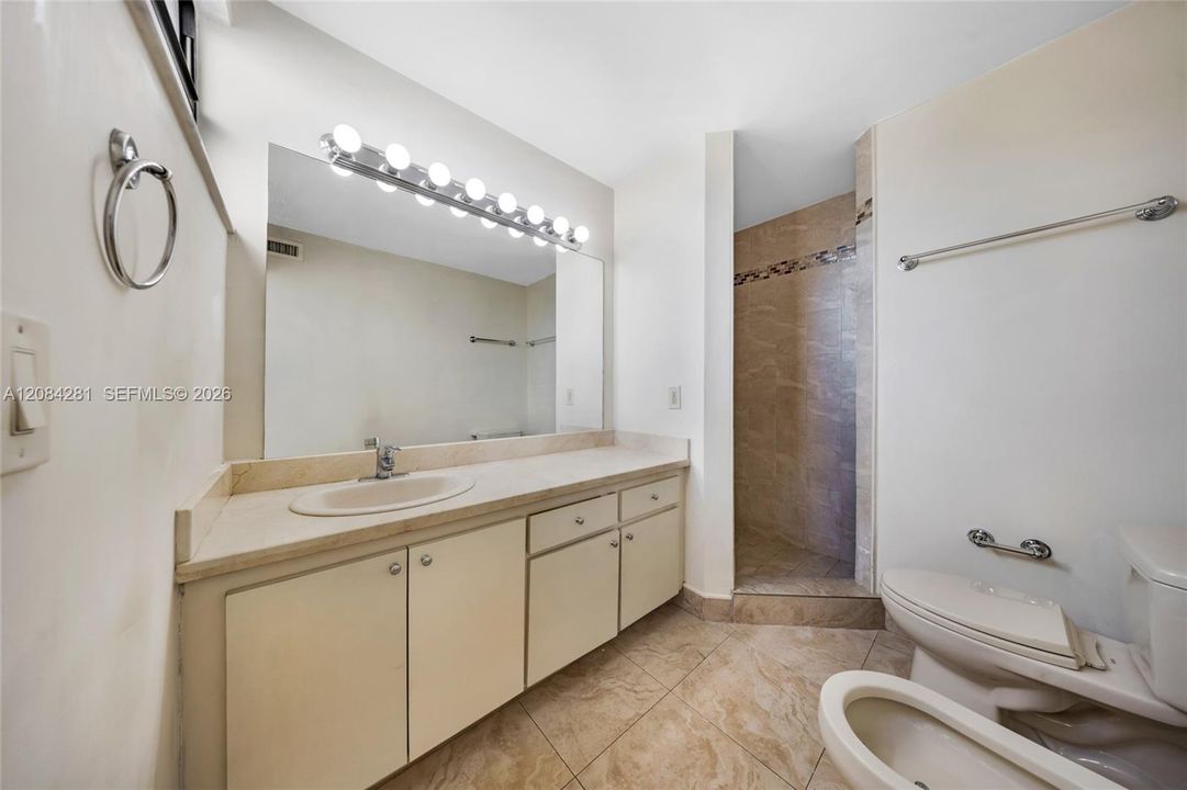 For Rent: $2,500 (2 beds, 2 baths, 1310 Square Feet)