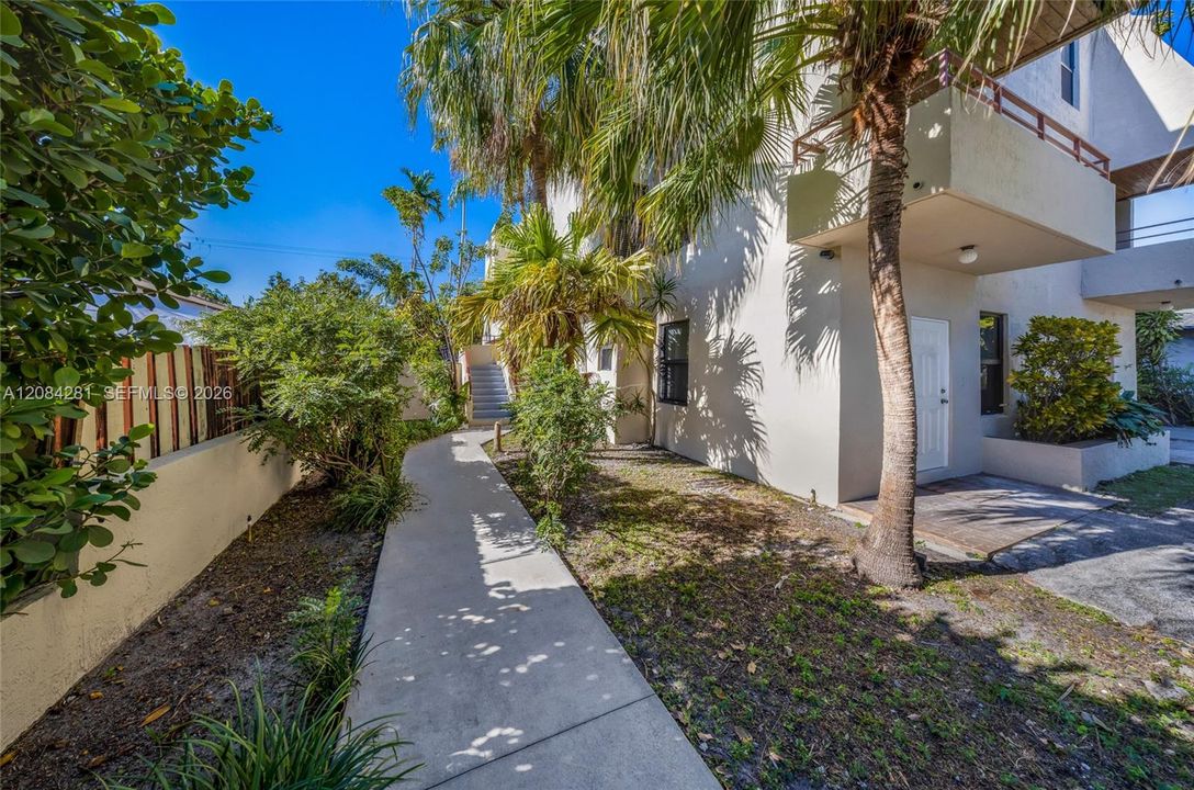 For Rent: $2,500 (2 beds, 2 baths, 1310 Square Feet)