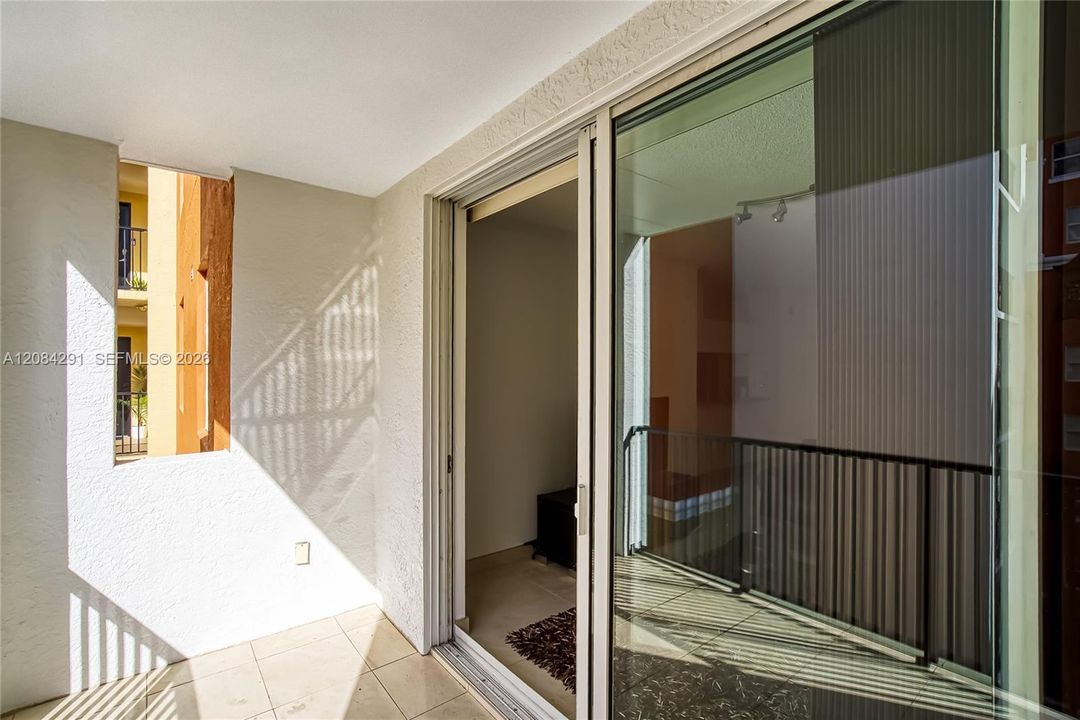 For Rent: $2,650 (2 beds, 1 baths, 907 Square Feet)