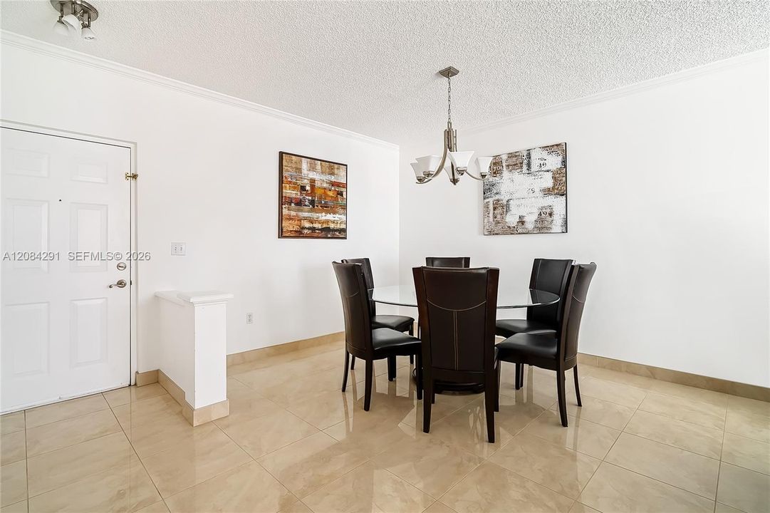 For Rent: $2,650 (2 beds, 1 baths, 907 Square Feet)